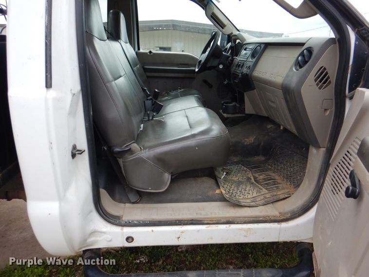 image for item HW9995 2009 Ford F550 Super Duty XL  flatbed truck