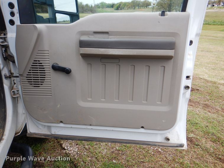 image for item HW9995 2009 Ford F550 Super Duty XL  flatbed truck