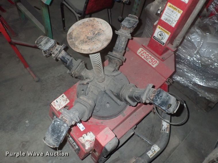 image for item IF9103 Hunter TC3250 tire machine