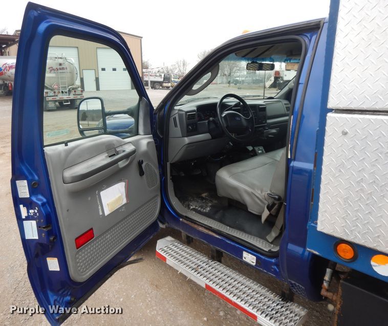 image for item II9333 2003 Ford F550  utility / service truck
