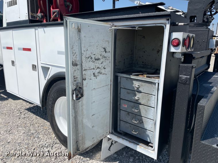 image for item II9385 2009 International DuraStar 4300  utility / service truck