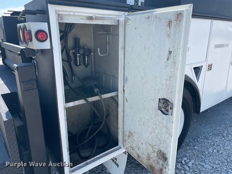 image for item II9385 2009 International DuraStar 4300  utility / service truck