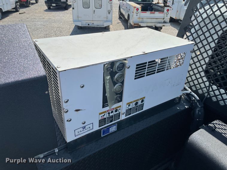 image for item II9385 2009 International DuraStar 4300  utility / service truck