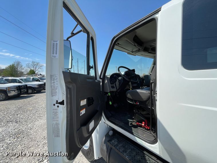 image for item II9385 2009 International DuraStar 4300  utility / service truck