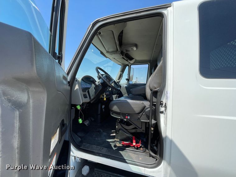 image for item II9385 2009 International DuraStar 4300  utility / service truck