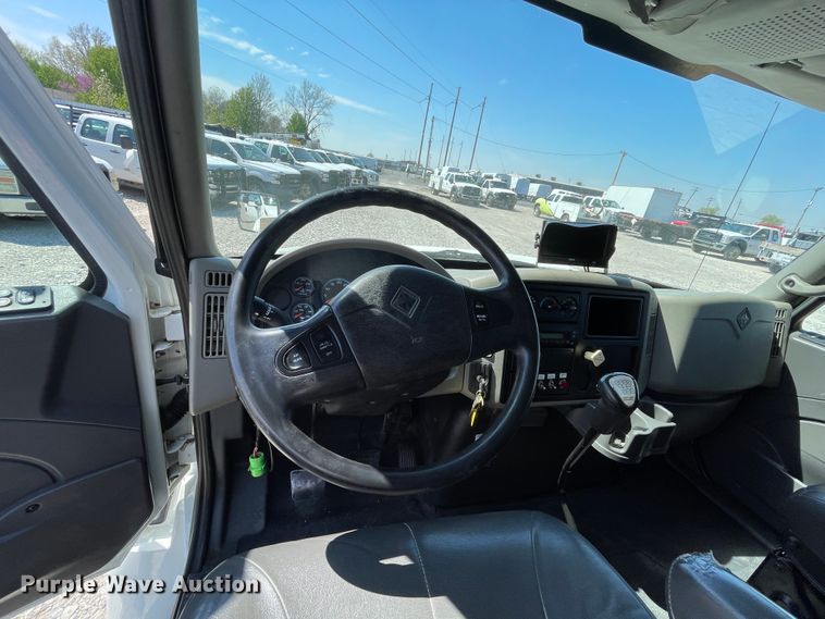 image for item II9385 2009 International DuraStar 4300  utility / service truck