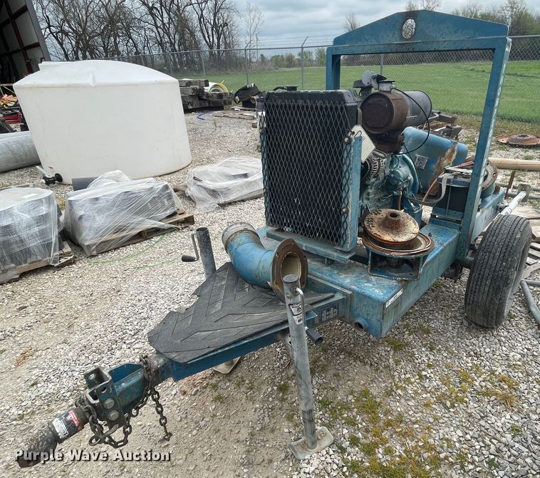 image for item II9396 2001 John Deere pump