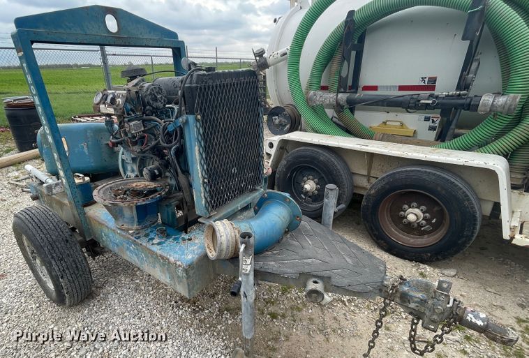 image for item II9396 2001 John Deere pump