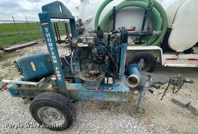 image for item II9396 2001 John Deere pump