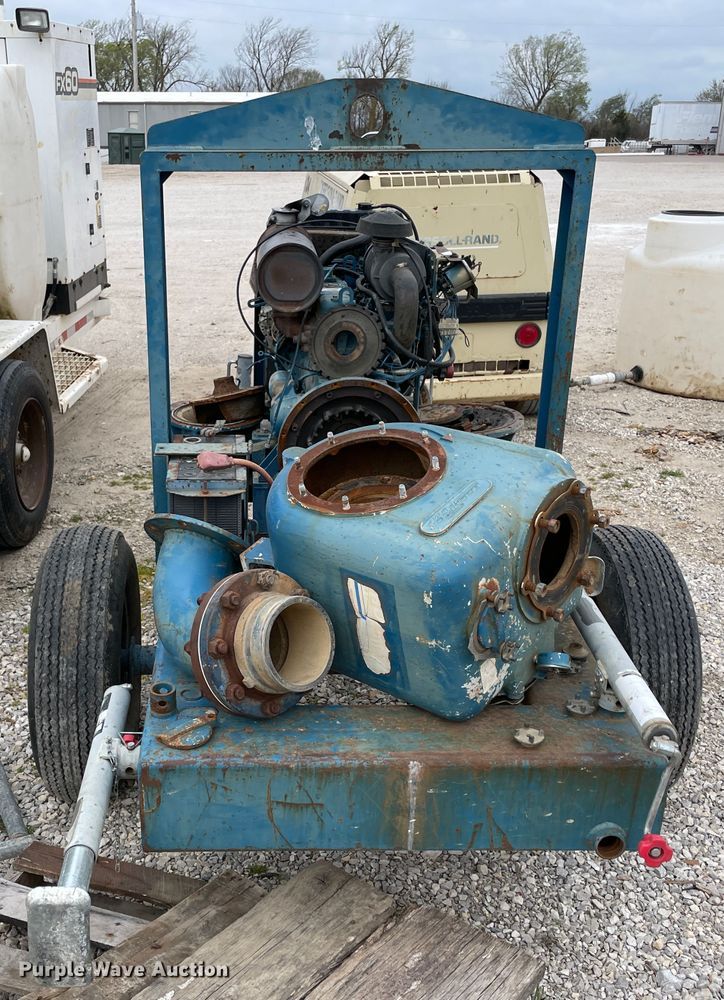 image for item II9396 2001 John Deere pump