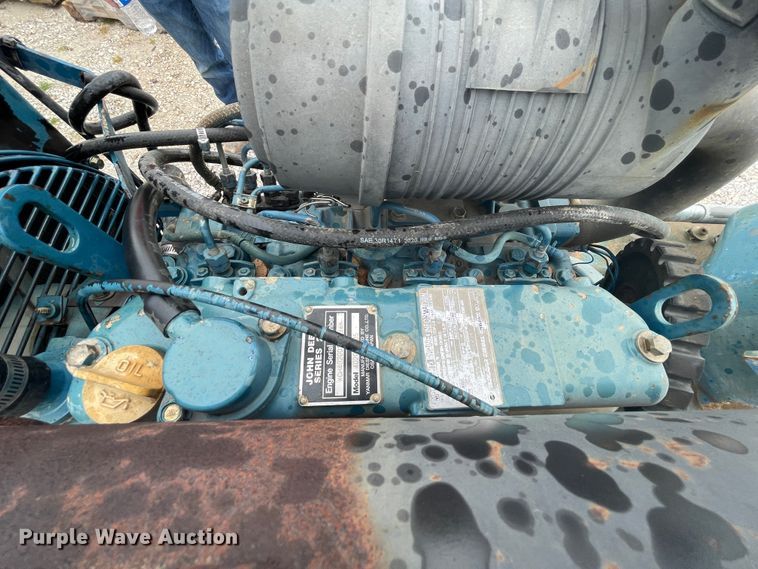 image for item II9396 2001 John Deere pump