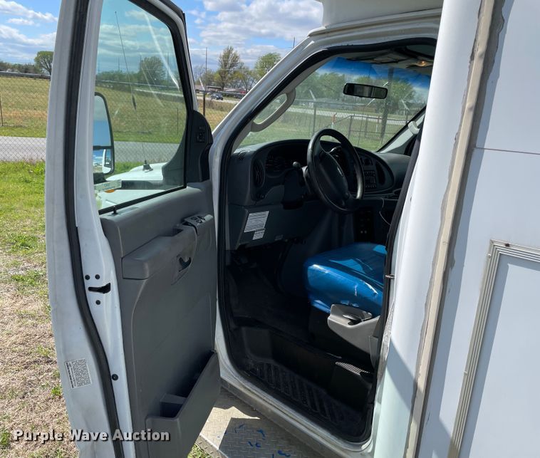 image for item II9407 2008 Ford E450  shuttle bus
