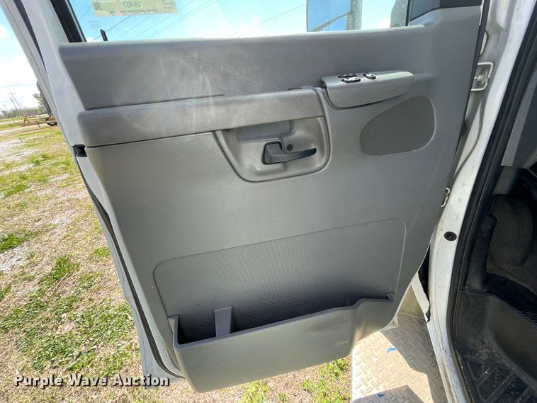 image for item II9407 2008 Ford E450  shuttle bus