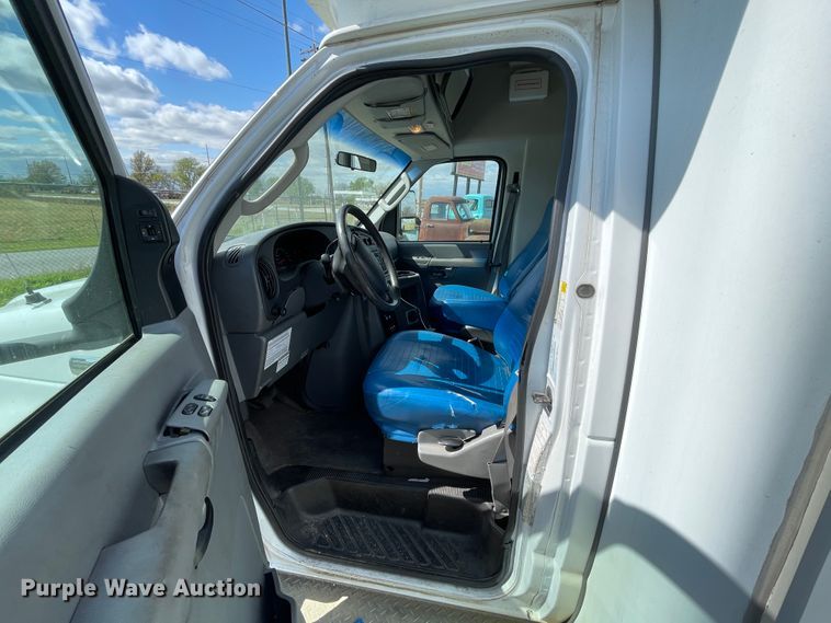 image for item II9407 2008 Ford E450  shuttle bus