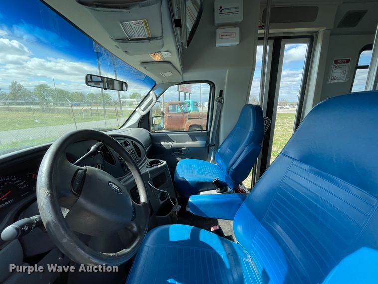 image for item II9407 2008 Ford E450  shuttle bus