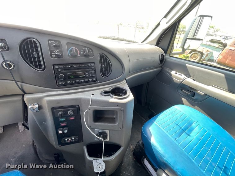 image for item II9407 2008 Ford E450  shuttle bus