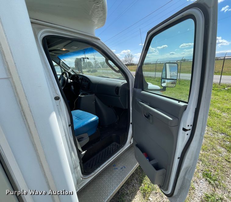 image for item II9407 2008 Ford E450  shuttle bus