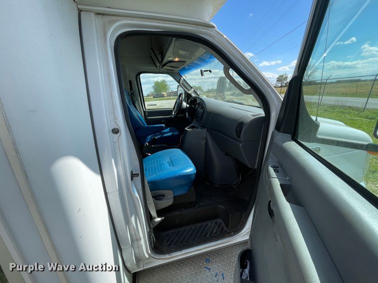 image for item II9407 2008 Ford E450  shuttle bus