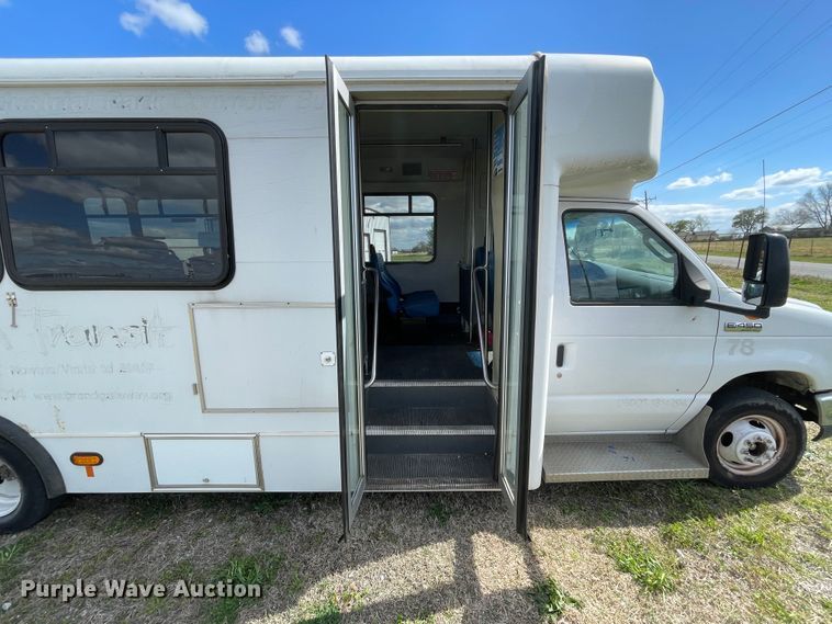 image for item II9407 2008 Ford E450  shuttle bus