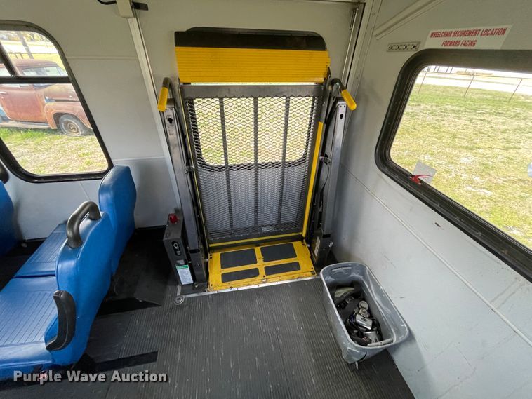 image for item II9407 2008 Ford E450  shuttle bus