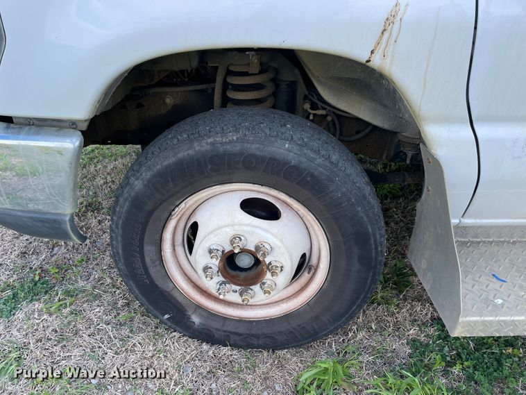 image for item II9407 2008 Ford E450  shuttle bus