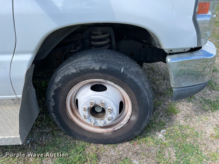 image for item II9407 2008 Ford E450  shuttle bus