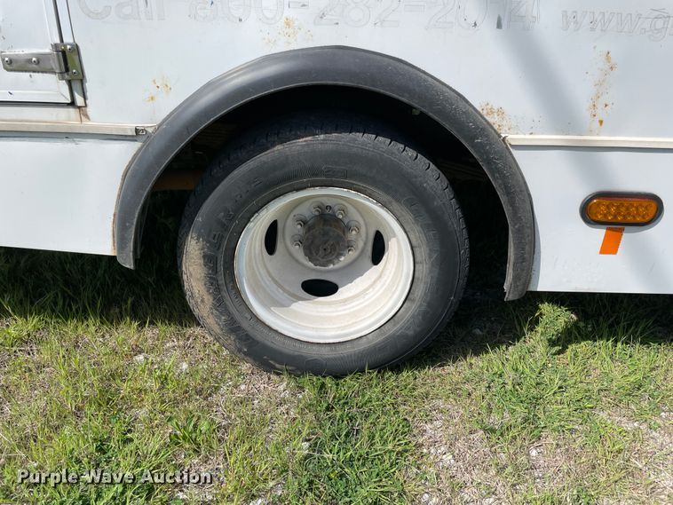 image for item II9407 2008 Ford E450  shuttle bus