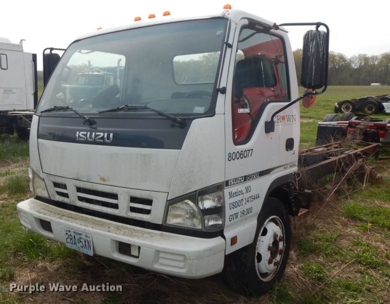 image for item IL9247 2006 Isuzu NRR  truck cab and chassis