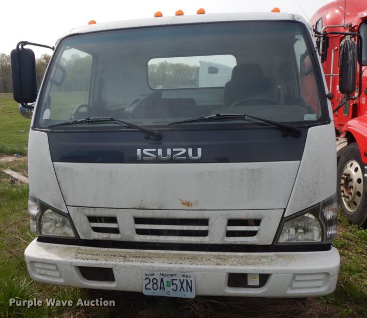 image for item IL9247 2006 Isuzu NRR  truck cab and chassis
