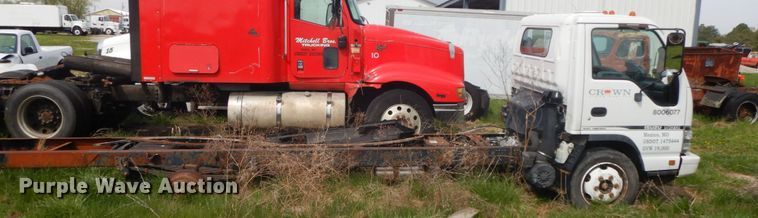 image for item IL9247 2006 Isuzu NRR  truck cab and chassis