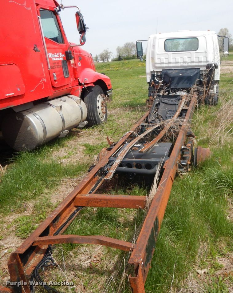 image for item IL9247 2006 Isuzu NRR  truck cab and chassis