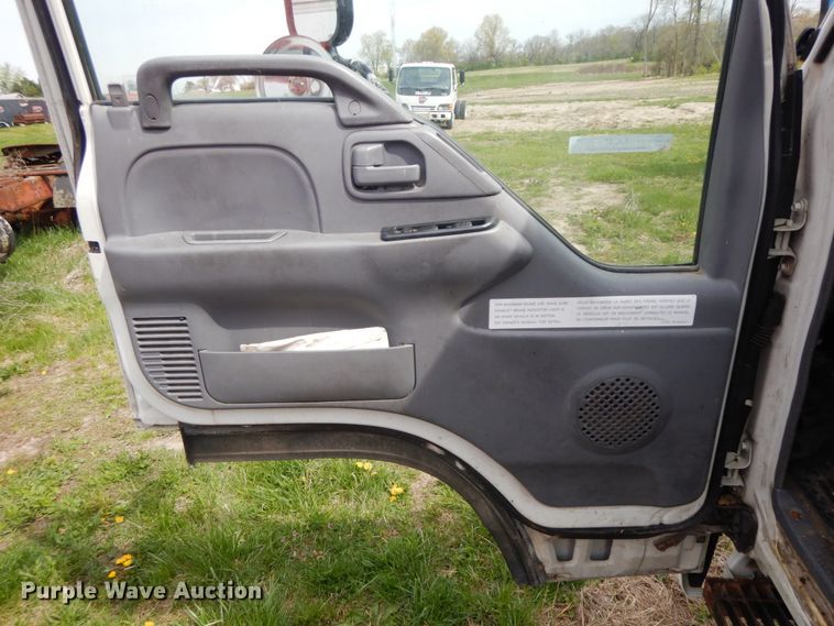 image for item IL9247 2006 Isuzu NRR  truck cab and chassis