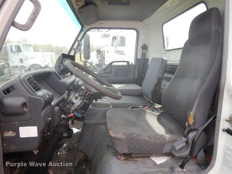 image for item IL9247 2006 Isuzu NRR  truck cab and chassis