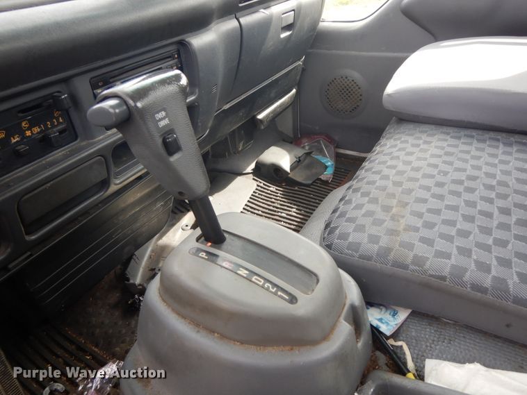 image for item IL9247 2006 Isuzu NRR  truck cab and chassis