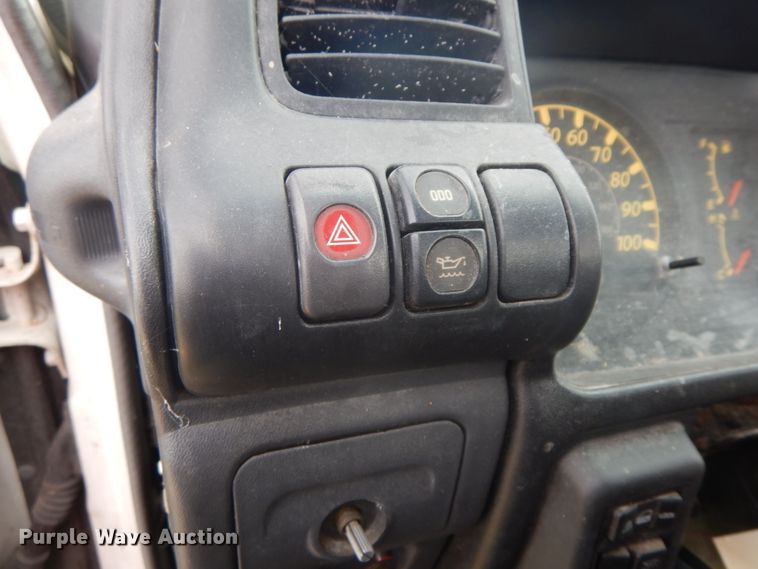 image for item IL9247 2006 Isuzu NRR  truck cab and chassis