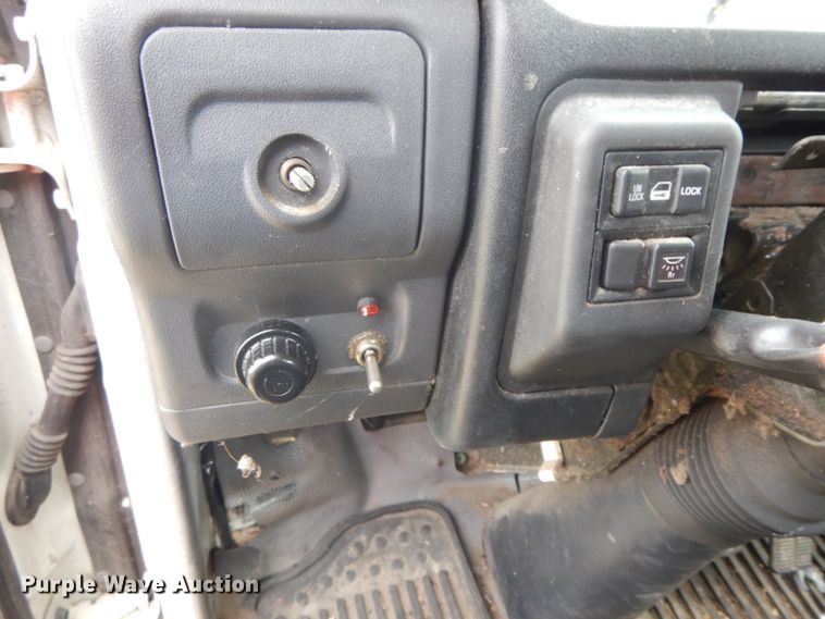 image for item IL9247 2006 Isuzu NRR  truck cab and chassis