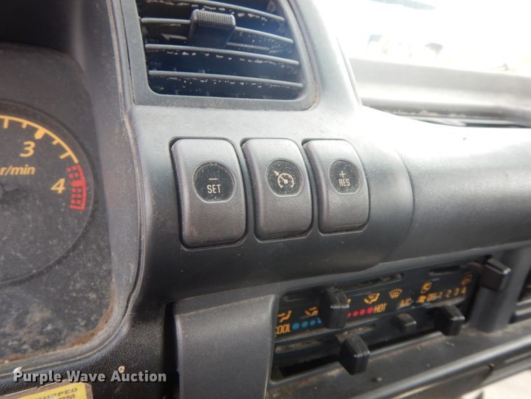 image for item IL9247 2006 Isuzu NRR  truck cab and chassis