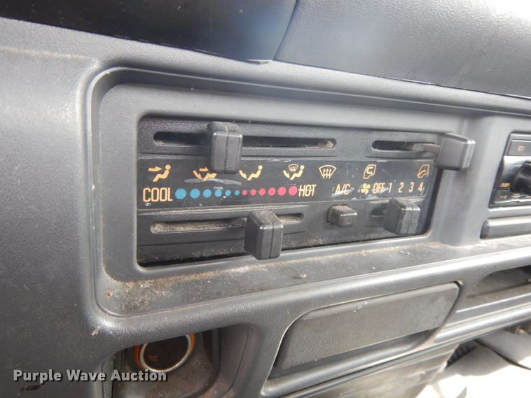 image for item IL9247 2006 Isuzu NRR  truck cab and chassis