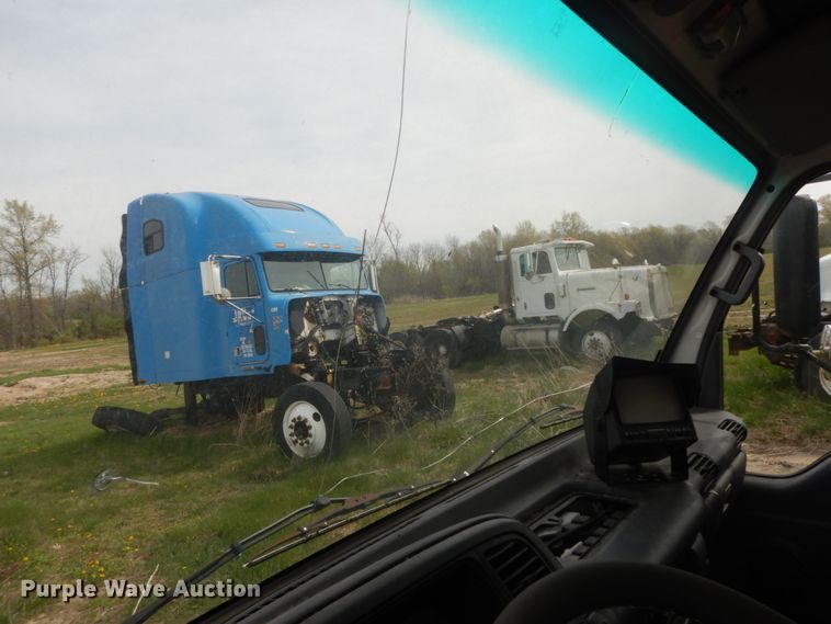 image for item IL9247 2006 Isuzu NRR  truck cab and chassis