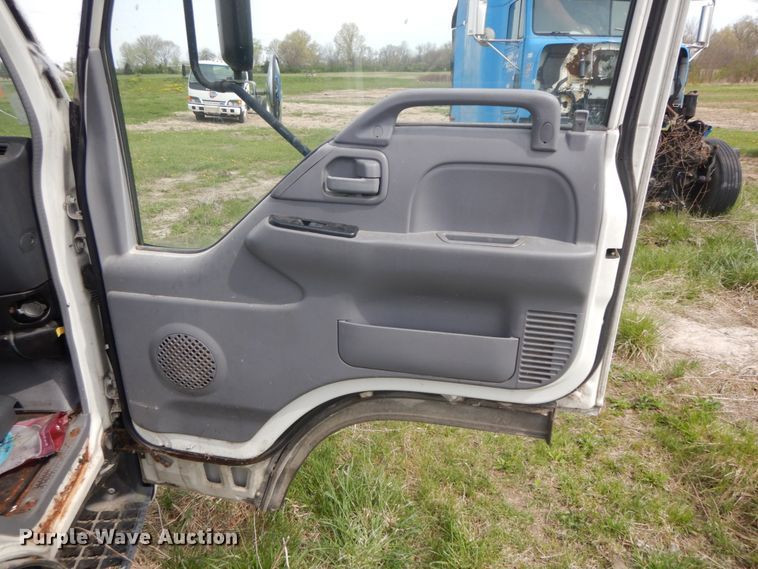 image for item IL9247 2006 Isuzu NRR  truck cab and chassis