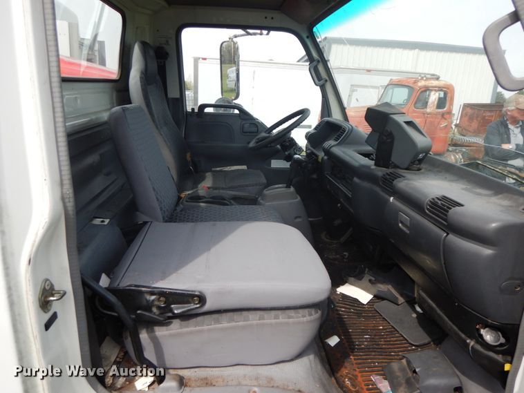 image for item IL9247 2006 Isuzu NRR  truck cab and chassis