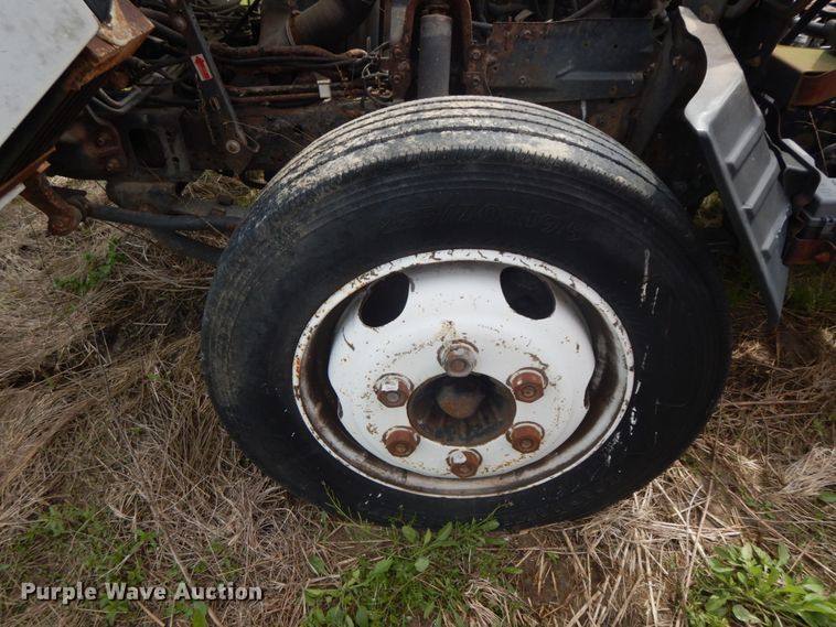 image for item IL9247 2006 Isuzu NRR  truck cab and chassis