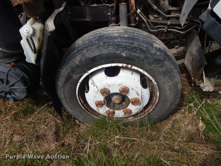 image for item IL9247 2006 Isuzu NRR  truck cab and chassis