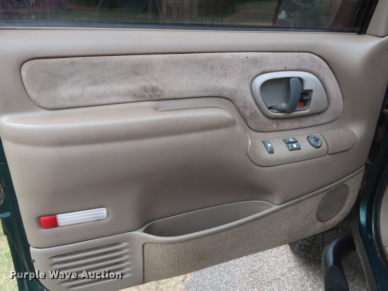 image for item IO9025 1996 Chevrolet K1500  Ext. Cab pickup truck