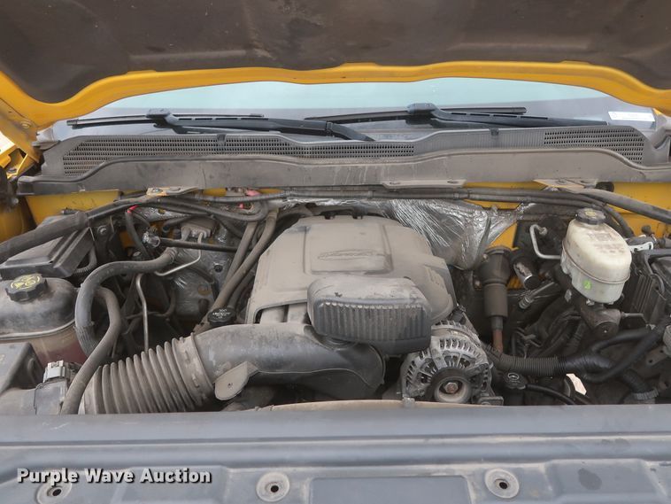 image for item IO9040 2015 Chevrolet Silverado 3500HD  utility bed pickup truck