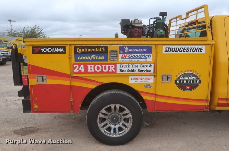 image for item IO9040 2015 Chevrolet Silverado 3500HD  utility bed pickup truck