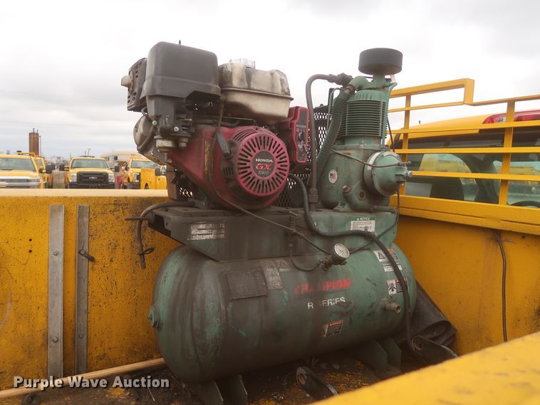 image for item IO9040 2015 Chevrolet Silverado 3500HD  utility bed pickup truck