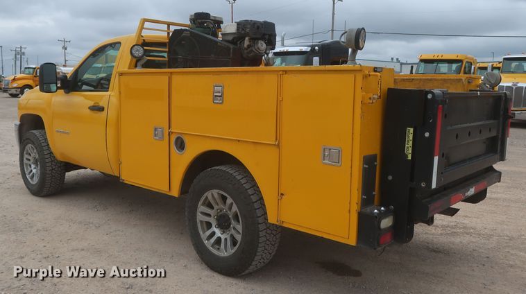 image for item IO9042 2014 Chevrolet Silverado 3500HD  utility bed pickup truck