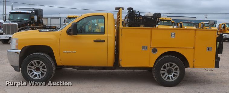 image for item IO9042 2014 Chevrolet Silverado 3500HD  utility bed pickup truck