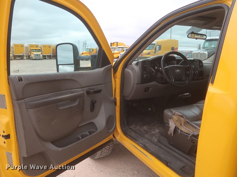 image for item IO9042 2014 Chevrolet Silverado 3500HD  utility bed pickup truck